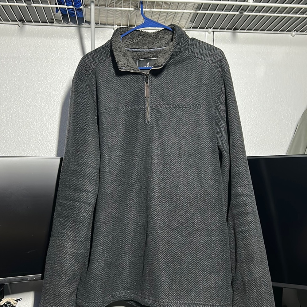 London fog crewneck sweater. Size large and is in great condition, barely worn.